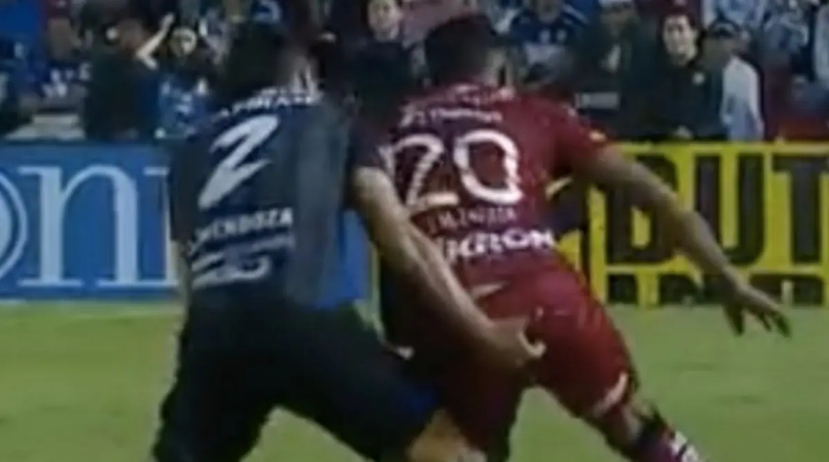 La indignación, incluso a nivel mundial, invadió la Liga MX luego de que Omar Mendoza le 'checara el aceite' a Juan Zapata, futbolista del Atlas.