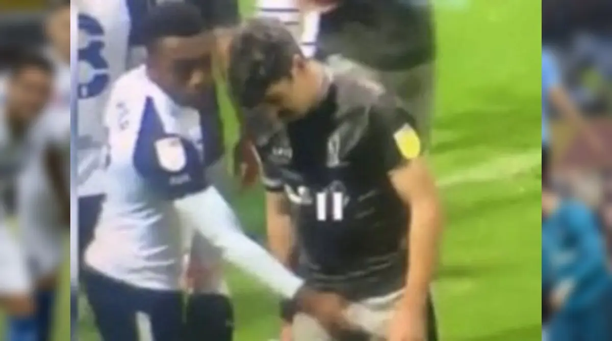 Durante 2020, en la Segunda División de Inglaterra, Darnell Fisher indignó al medio luego de 'marcar de más' a Callum Paterson previo a un tiro de esquina.