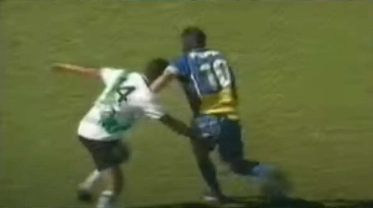 Juan Román Riquelme también sufrió este tipo de acoso, principalmente durante su etapa en Boca Juniors. En un partido contra Banfield fue toqueteado por parte de Fabián Santa Cruz, al cual le soltó un golpe.