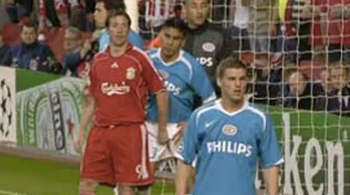 Robbie Fowler tuvo un roce de más con Carlos Salcido, exfutbolista del PSV al cual manoseó para desconcentrarlo previo a un tiro de esquina. En su momento, 'Sasa' admitió que el británico tenía mejores manos que su esposa.