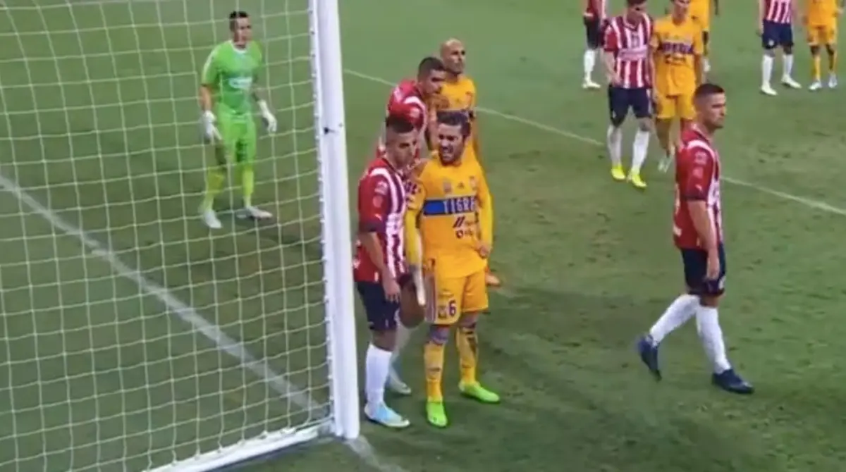 En la Final del Clausura 2023 de la Liga MX, Juan Pablo Vigón buscó desconcentrar a Roberto Alvarado tocándolo de más antes de un tiro de esquina.