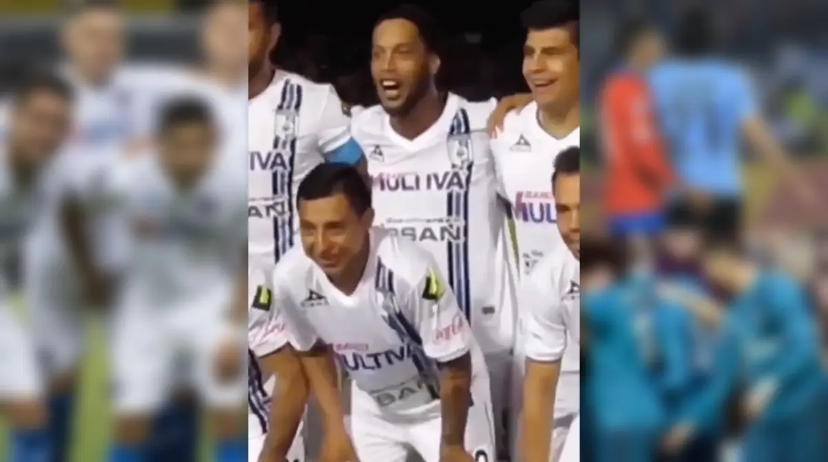 Durante su estancia en Querétaro, Ronaldinho le mostró su magia al joven mexicano Gil Burón con un arrimón en la foto de equipo.