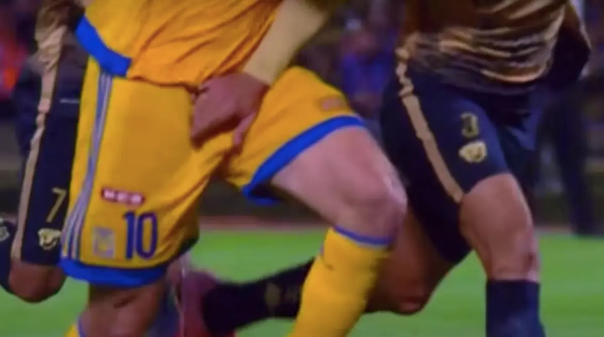 Gerardo Alcoba se sobrepasó con André-Pierre Gignac en la Final de Pumas y Tigres en 2015.