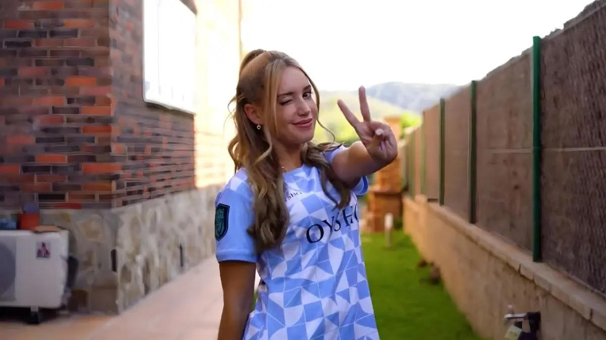 La espa&ntilde;ola ya porta los colores del equipo con orgullo y fue presentada con bombo y platillo a d&iacute;as de la Queens Cup.