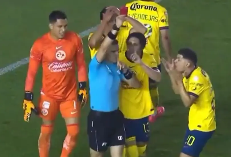Richard S&aacute;nchez fue expulsado por reclamar.