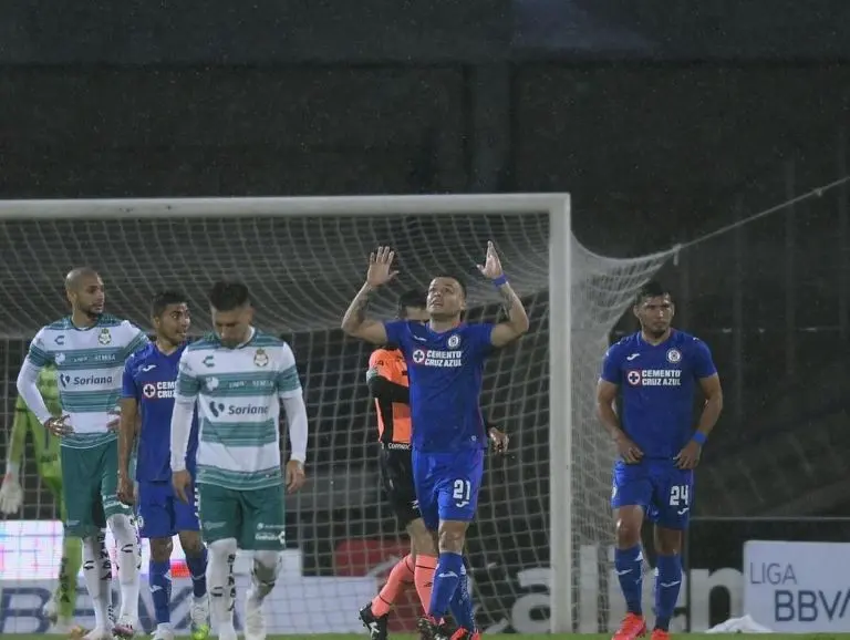 El intercambio entre jugadores ha generado incertidumbre en aficionados de Cruz Azul - @jona_rodriguez21