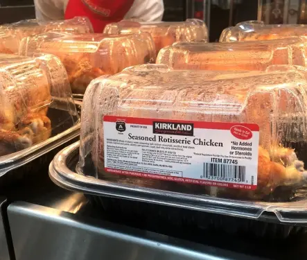 Revendedores apuestan por pollos rostizados del Costco para seguir con su "emprendimiento"