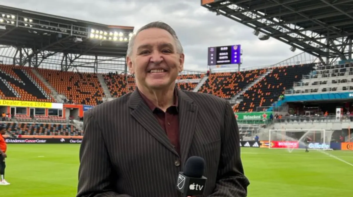 El narrador estuvo en Univisión por más de 28 años, por lo que llegó a coincidir con el público de Televisa, y en 2022 cerró su ciclo en la empresa, por lo que ahora continúa comentando los partidos de la MLS gracias al convenio con Apple TV.