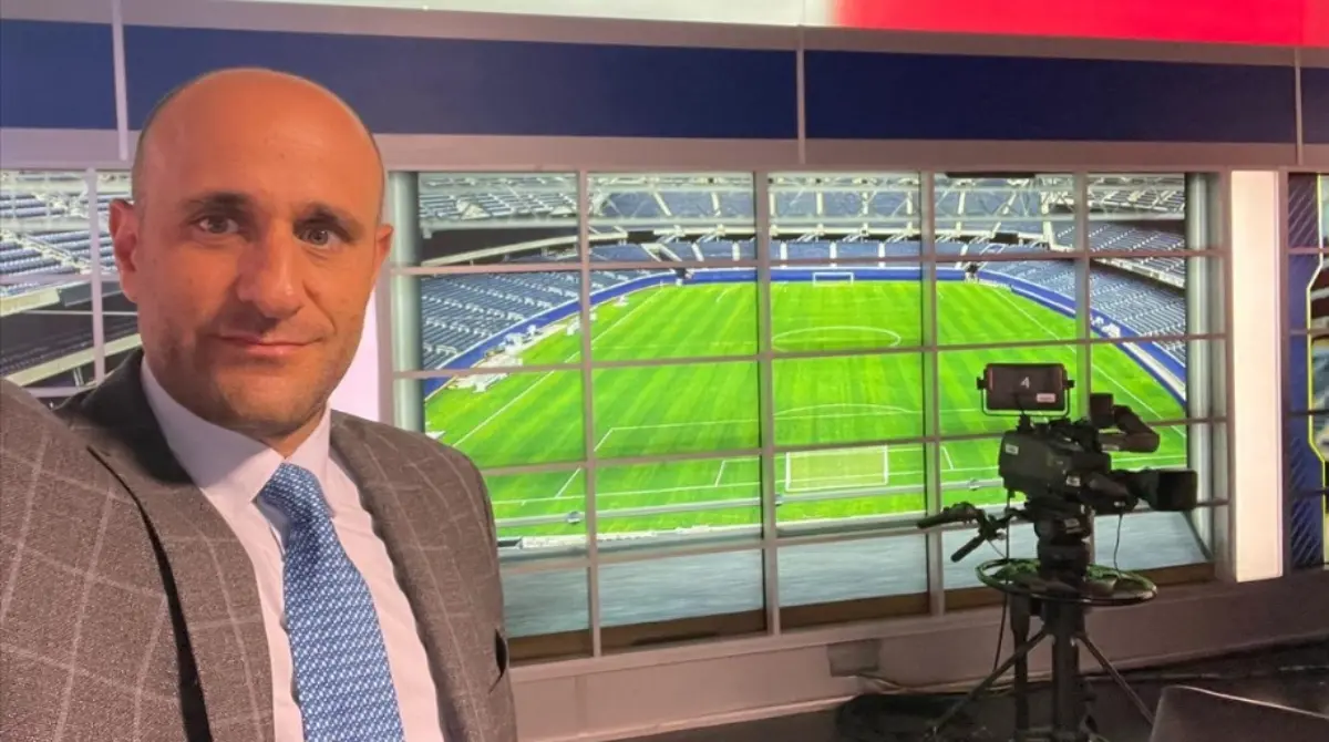 Un año después de la salida de Alarcón, Alberto Lati decidió que ya quería seguir en Televisa, pues ya no respetarían su manera de trabajar y de viajar a varios países por meses, por lo que fue el factor decisivo para salir del canal y llegar a Fox Sports.