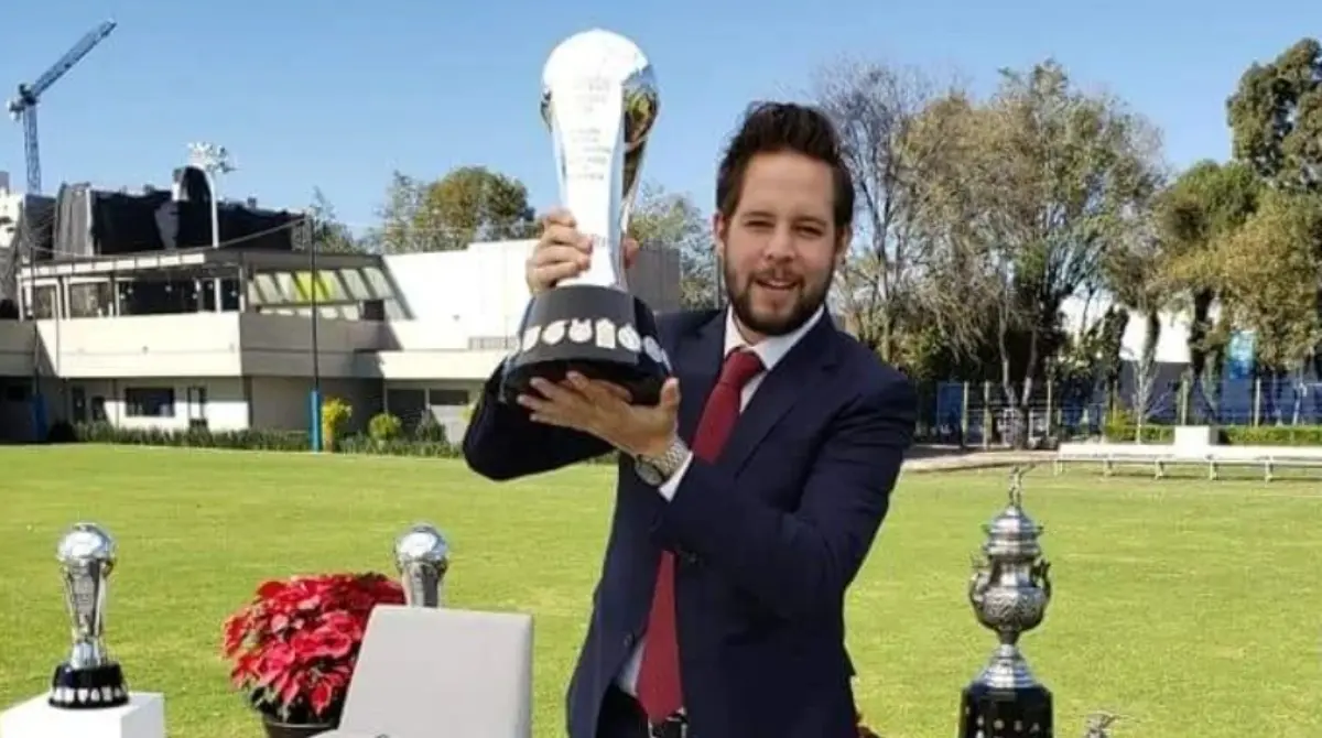 De manera totalmente sorpresiva el 'Pollo' Ortiz también fue parte del recorte en la nueva era de Televisa, pues a pesar de que al público no le gustaba su narración, cuando pidió explicaciones de su despido no le argumentaron nada.