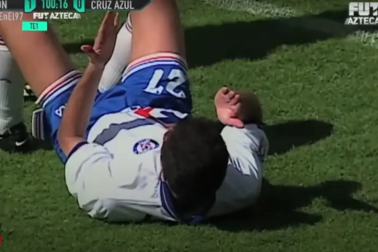 Carlos Hermosillo fue pateado por Comizzo en la final entre Cruz Azul y León - Captura de pantalla
