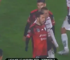 VIDEO | ¿Enojado? Piojo Alvarado le "mete mano" a Juan Pablo Vigón tras el Tigres vs Chivas