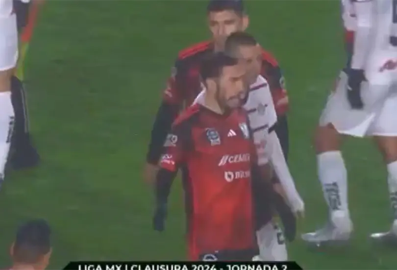 Juan Pablo Vig&oacute;n se qued&oacute; con un regalito del Piojo Alvarado.