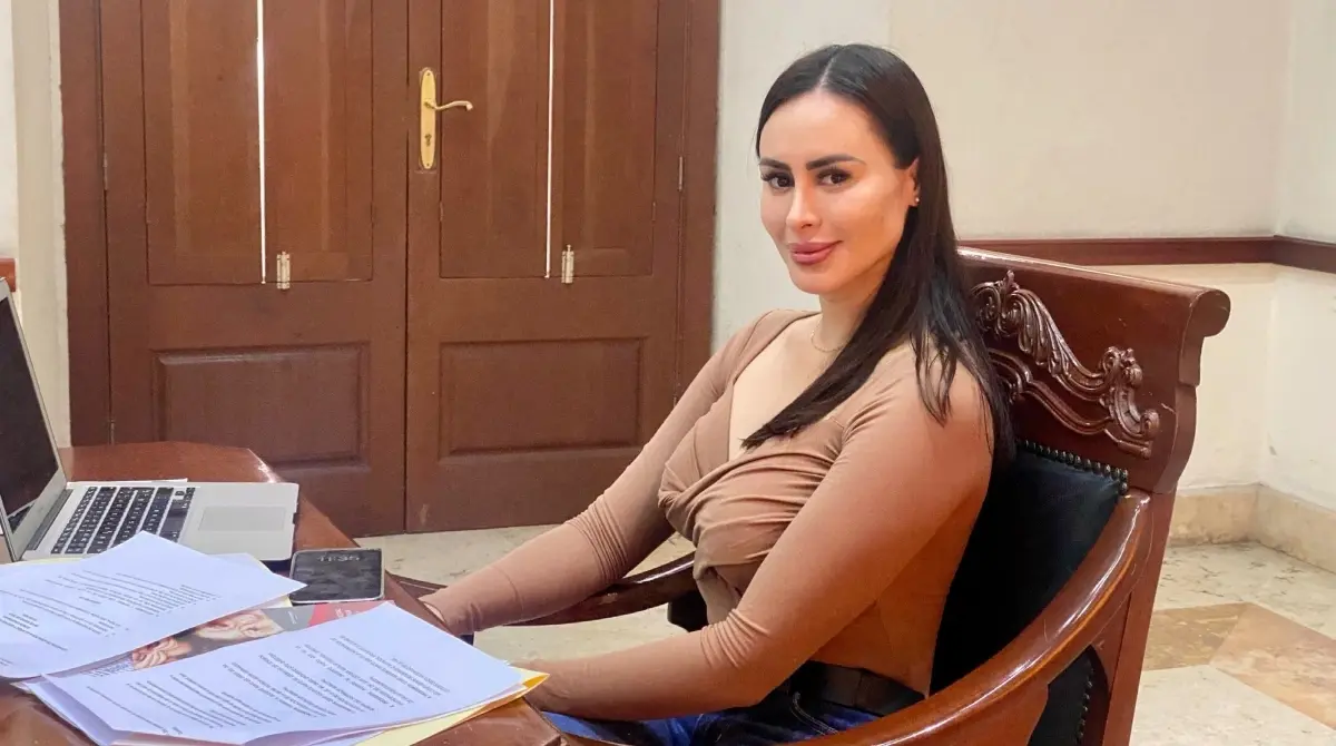 En la política ha hecho historia junto a MORENA al convertirse en la primera regidora en la historia de Durango durante el ciclo 2019-2022, siendo reelegida hasta 2025.