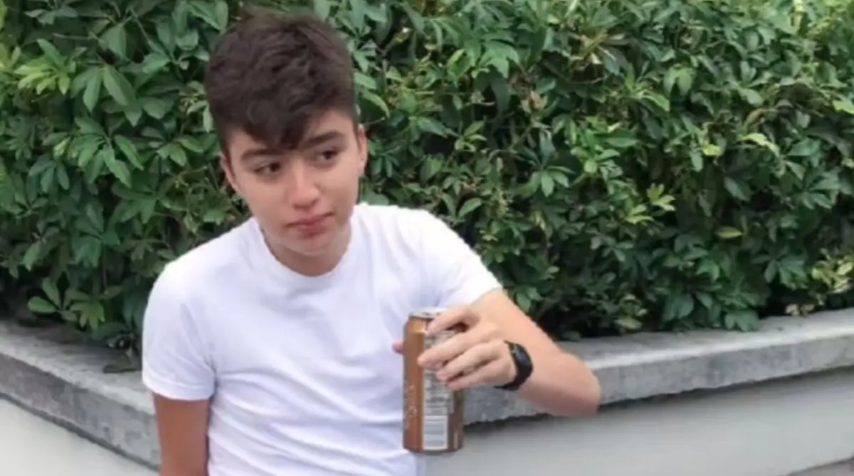 Algunos usuarios aprovecharon para catalogarlo como alguien con aspecto afeminado, motivo por el que presuntamente sus canciones se hicieron explicitas.