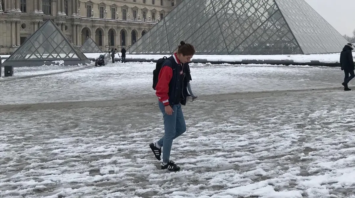 En algunas de las fotografías que presume en su Instagram se le puede observar en destinos del extranjero, como París, Francia.
