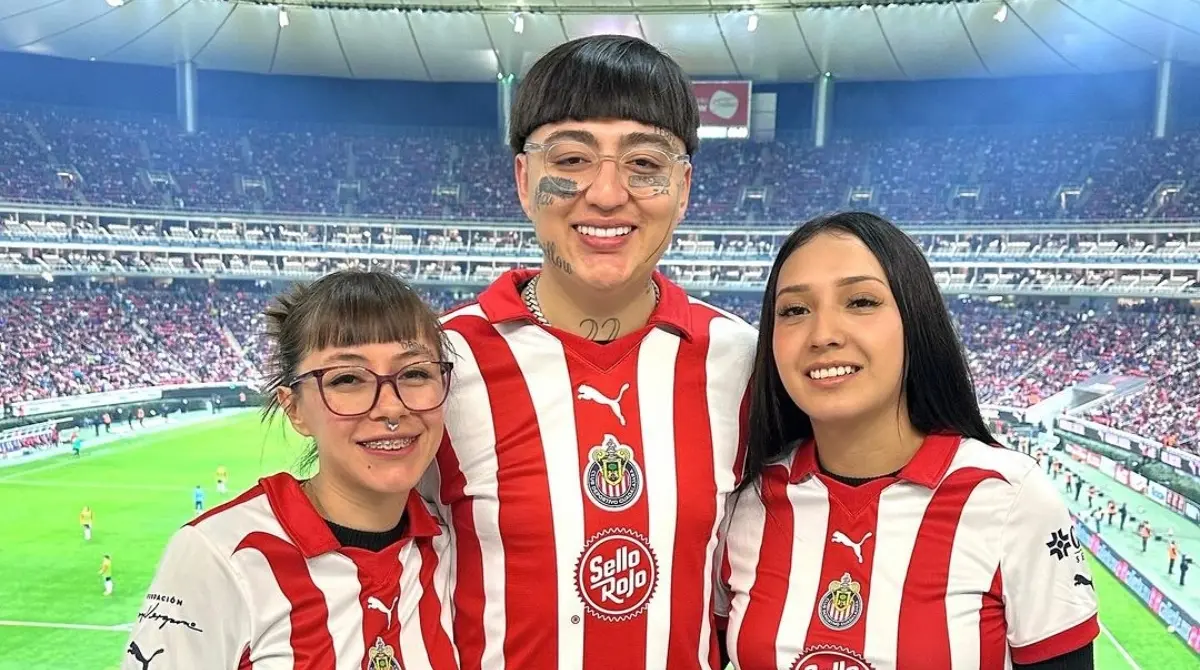 Los señalamientos hacia él han sido por diversos motivos, incluyendo su relación poliamorosa. Actualmente los comentarios negativos van hacia su apariencia en el pasado.