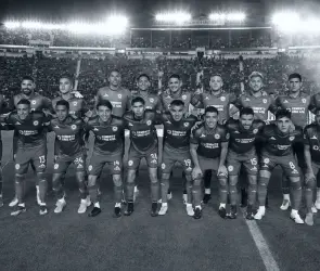 Aficionados acusan a futbolista de Cruz Azul de ser pedófilo por inusual fotografía