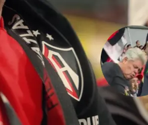 Aficionado del Atlas hace del baño en una bolsa en las gradas del Jalisco (VIDEO)