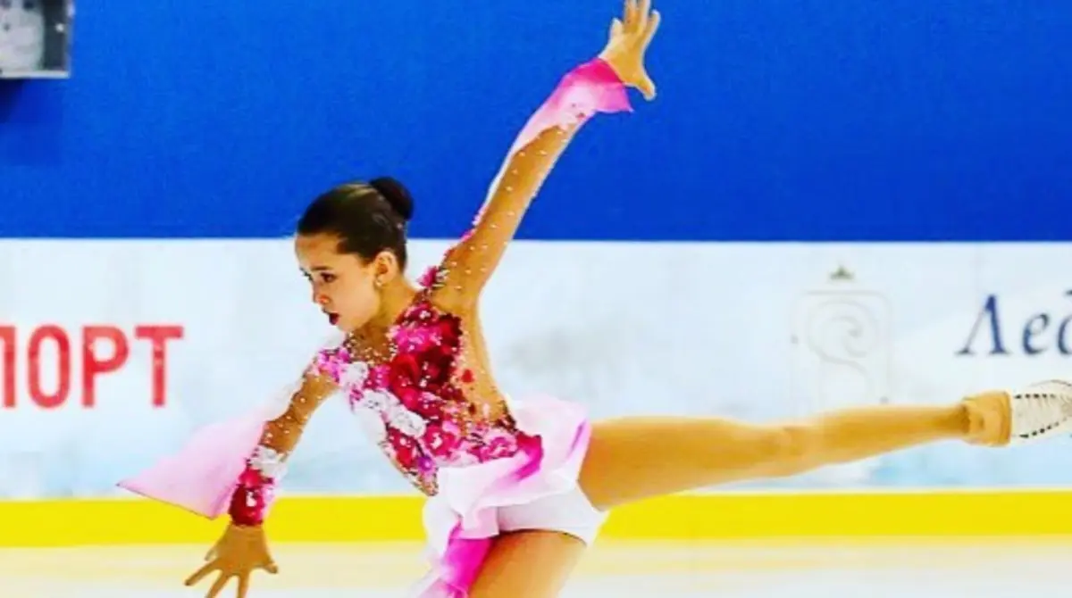 Kamila empezó su desempeño en el patinaje artístico desde antes de cumplir 10 años, cuando comenzó a abordar las pistas de patinaje cercanas a su localidad.