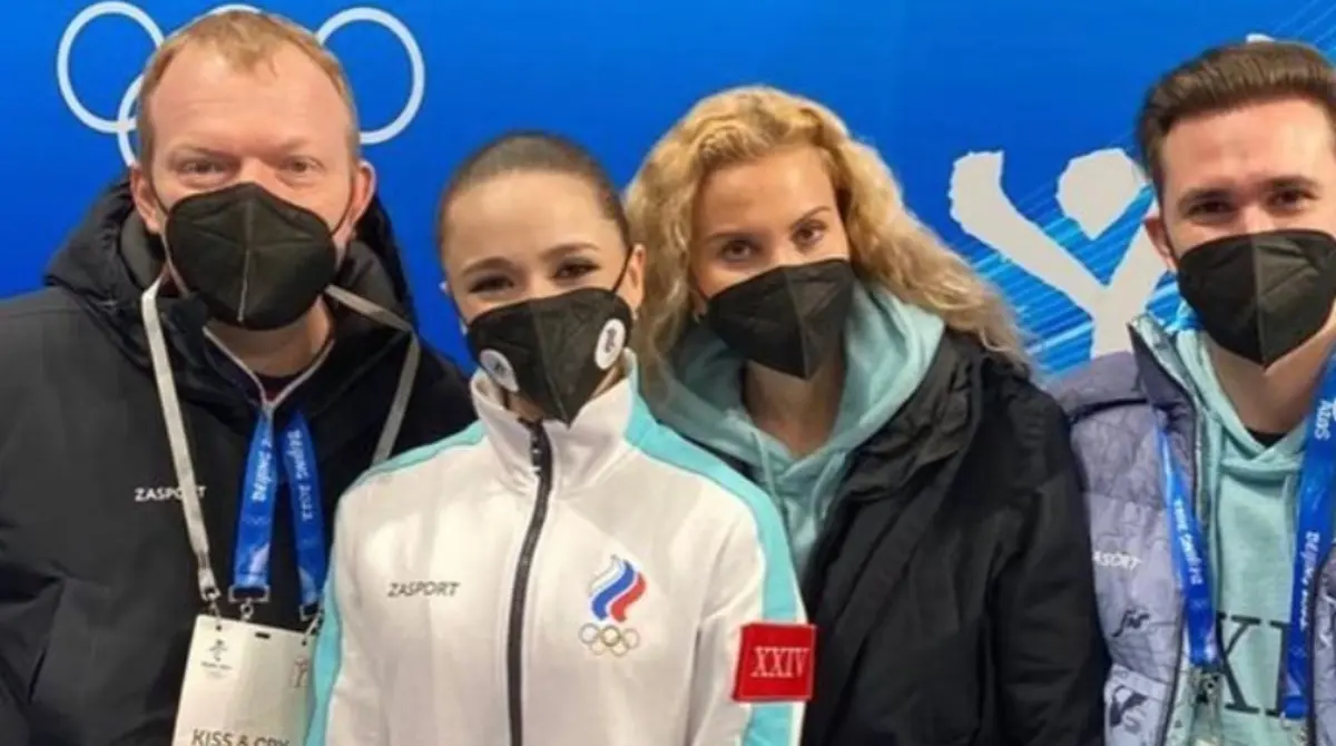 Justo cuando su reconocimiento mundial iba a la alza comenzaron los problemas para Kamila, pues a pesar de haber ganado el oro en competencia por equipos en los Juegos Olímpicos de Invierno de Beijing 2022, al día siguiente se reveló su resultado positivo en dopaje.