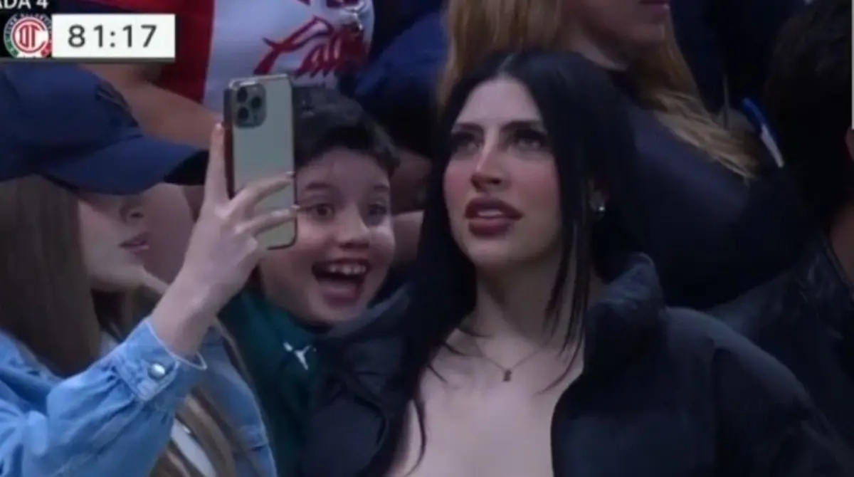 Karla apareció en televisión nacional luego de que el equipo 'rojiblanco' consiguiera marcar el gol de la victoria ante los 'Diablos Rojos'.