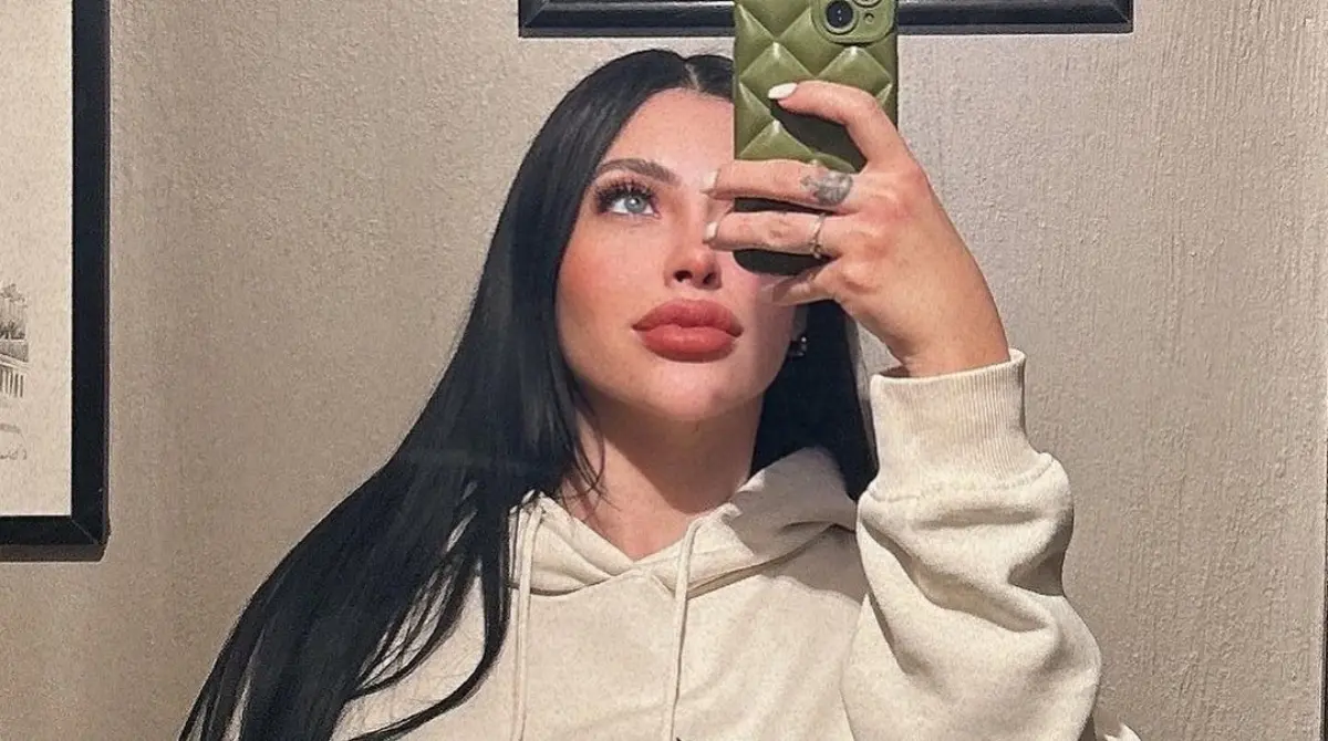 Cuenta con un total de 369 publicaciones en las cuales deja ver sesiones como modelo, su afición por Chivas y acciones de su día a día.