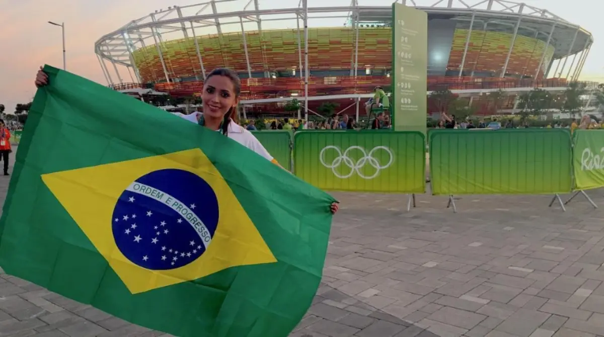 Comenz&oacute; su era ejerciendo la labor period&iacute;stica en Milenio y Radio F&oacute;rmula, pero en 2014 tuvo la oportunidad de convertirse en reportera y conductora de Fox Sports, con la oportunidad de cubrir eventos como R&iacute;o 2016, Grandes Premios de la F1 y la Liga MX femenil y varonil.