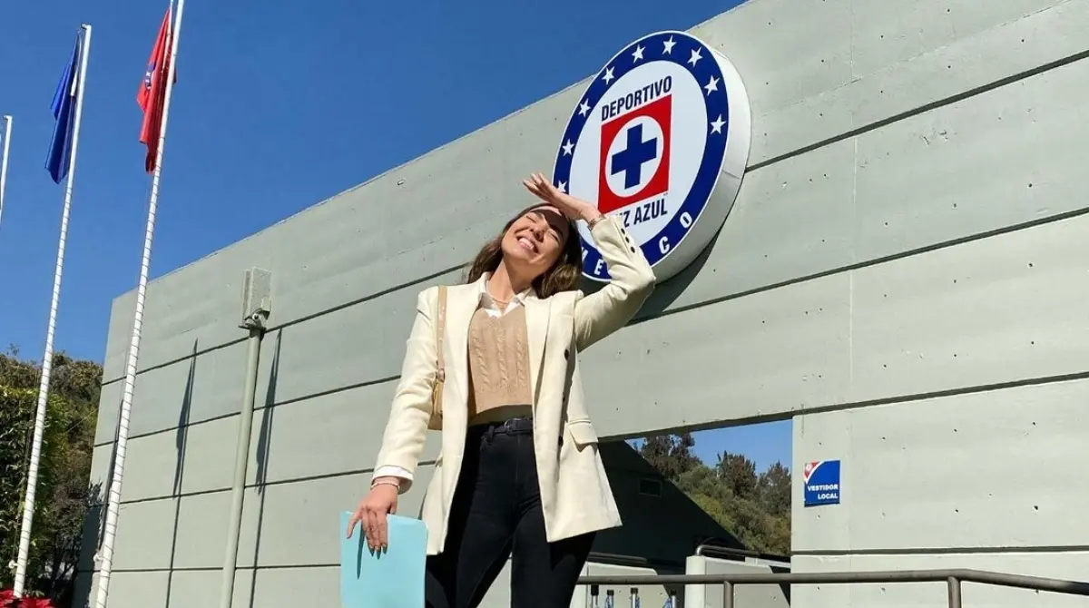 Mel siempre se ha mostrado comprometida con su labor, asegurando que al ver el estadio lleno siente 'una responsabilidad de arropar a la afición con mi voz'.