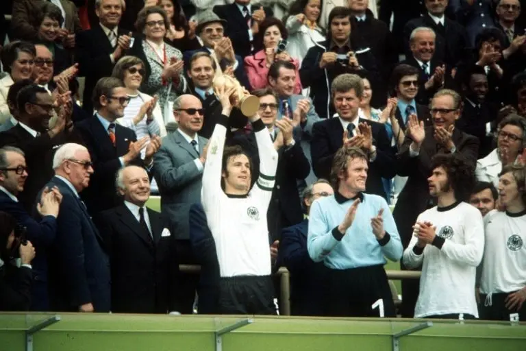 Franz Beckenbauer fue campeón del mundo con Alemania en 1974 - Twitter @FIFAcom