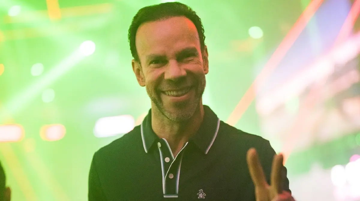 Luis Roberto Alves Zague caus&oacute; sensaci&oacute;n por ser visto en el interior de un antro llamado 'Hope 52'.