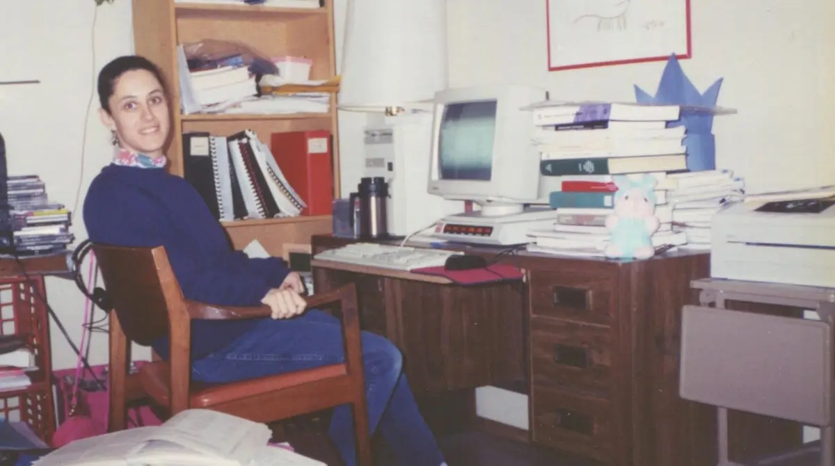 Durante la adolescencia y su etapa universitaria se distinguió por el estilo de su cabello.