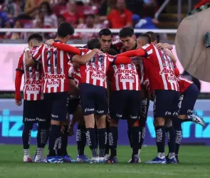 Jugadores de Chivas lanzan petardo a reportero en plena conferencia