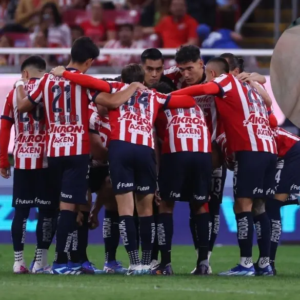 Jugadores de Chivas lanzan petardo a reportero en plena conferencia