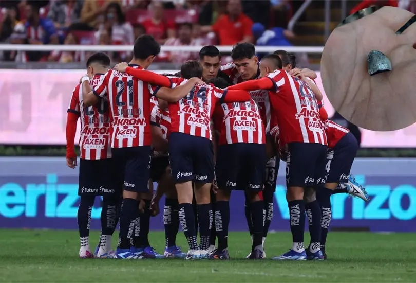 Jugadores de Chivas lanzaron un petardo a reportero en plena conferencia Jugadores de Chivas lanzaron un petardo a reportero en plena conferencia