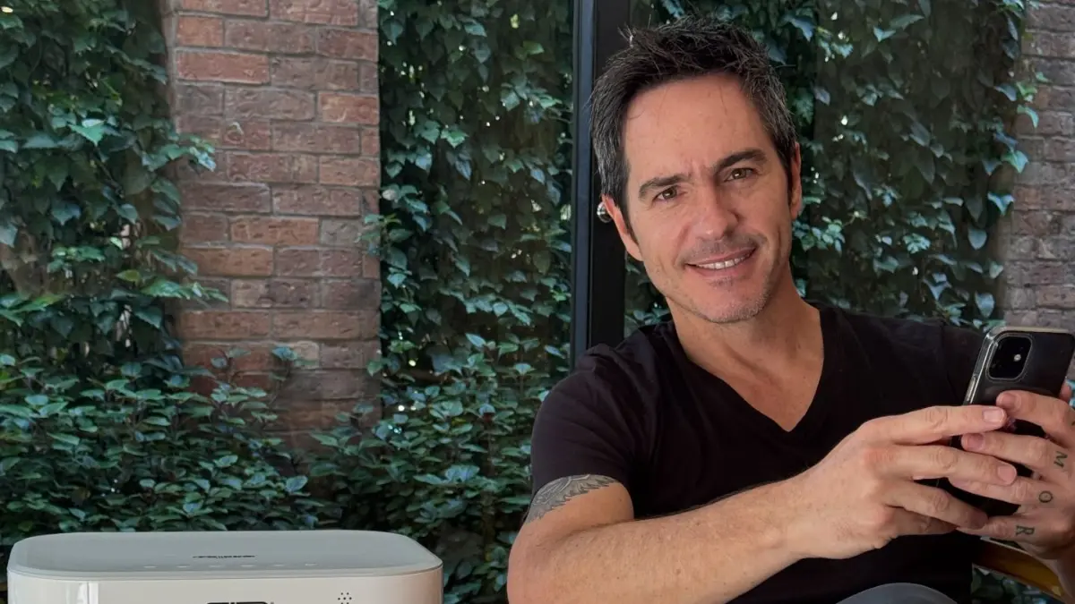 "De niño me gustaba el futbol, tenía el sueño de ser futbolista profesional, pero al final me decanté por ser actor, que ahora me está dando la oportunidad de cumplir ese sueño", dijo Mauricio Ochmann en la entrevista. <br>
