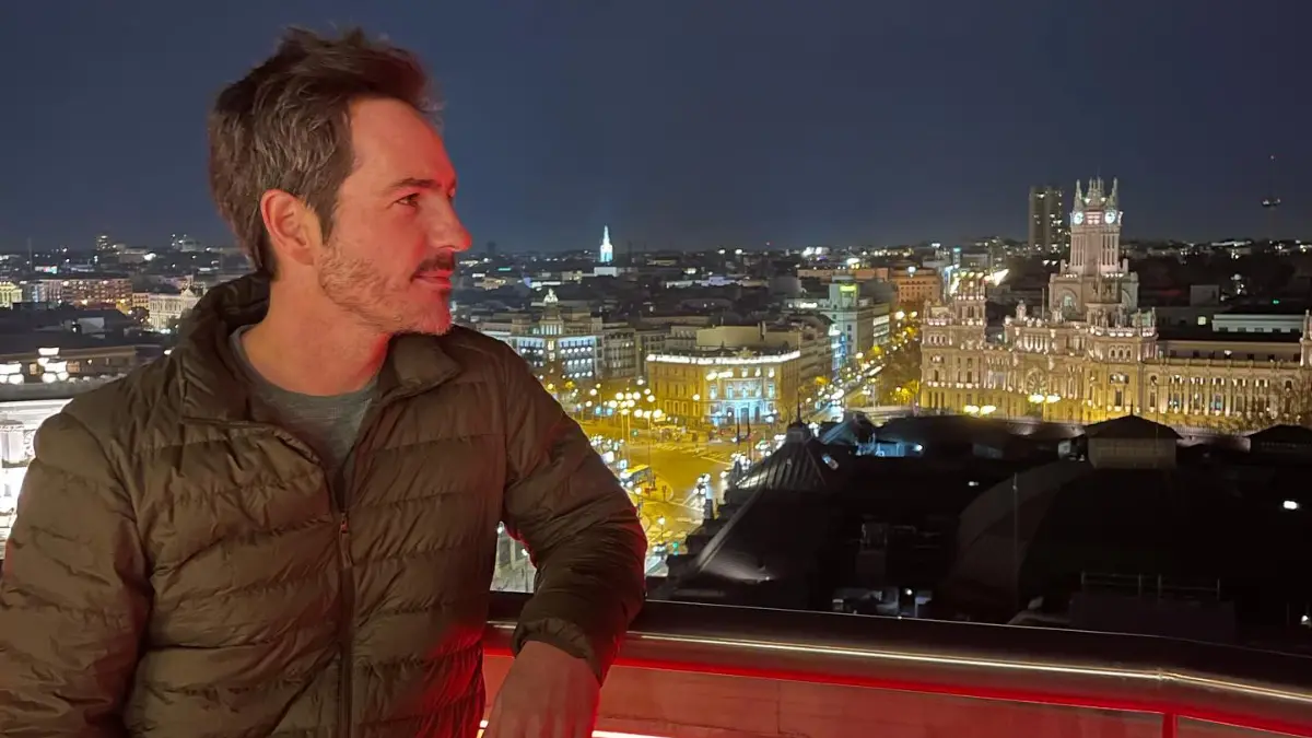 Mauricio Ochmann nació el 16 de noviembre del 1977 en Washington DC, Estados Unidos, y previo a convertirse en la estrella de Las Bravas, quiso ser futbolista, pero se frustró su sueño. <br>