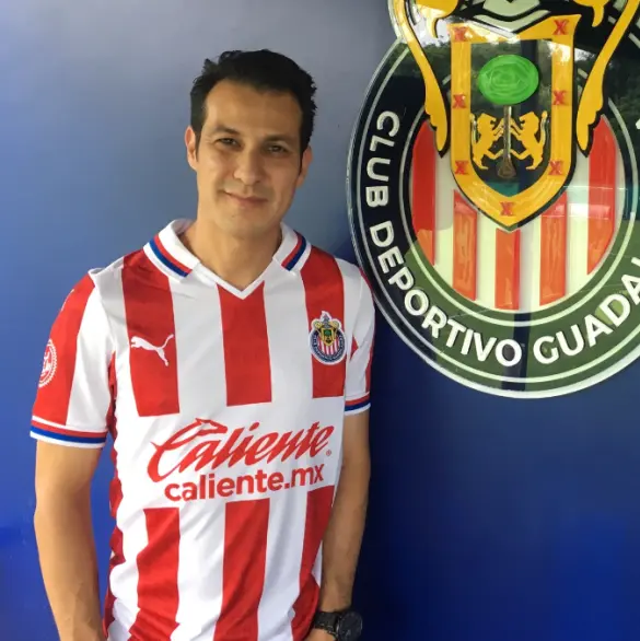 Él es Omar González, jefe de prensa en Chivas que encaró a los medios