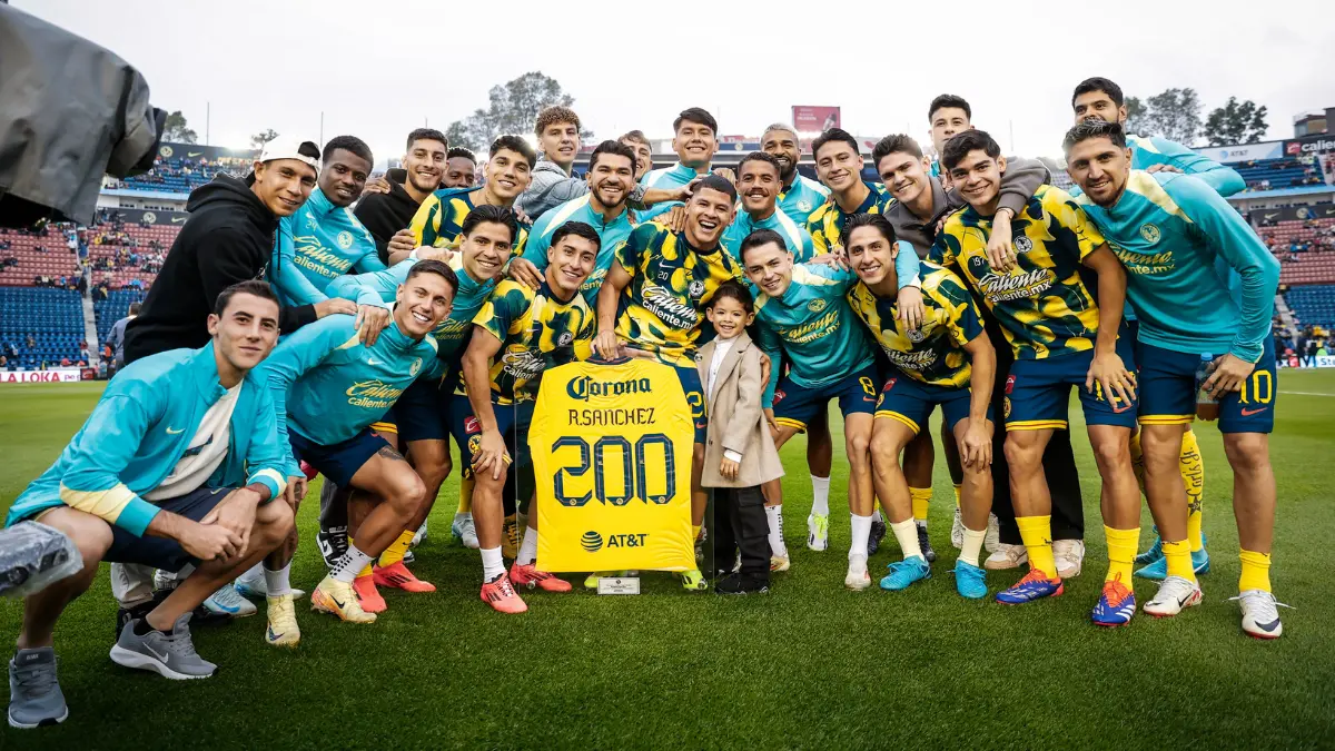Antes del silbatazo inicial ante Pumas, Richard Sáncehz recibió un reconocimiento por cumplir 200 partidos jugados con la camiseta del América. Antes del silbatazo inicial ante Pumas, Richard Sáncehz recibió un reconocimiento por cumplir 200 partidos jugados con la camiseta del América.