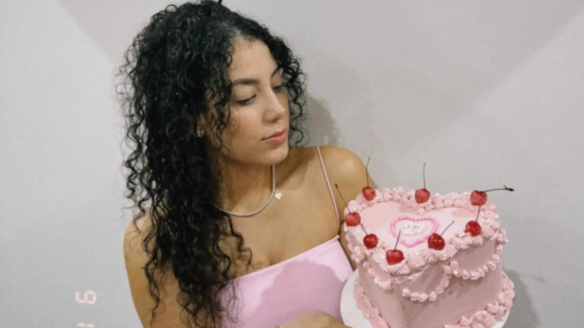 Tiene un canal de YouTube donde ahora hace vlogs con el Piojo pero antes compartía tumorales de maquillaje.