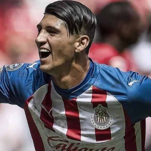 Alan Pulido lanza indirecta a Chivas en medio de su crisis