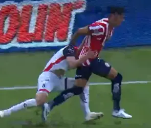 ¿Era falta? Revelan audios del VAR en polémica jugada en el Chivas vs Atlas