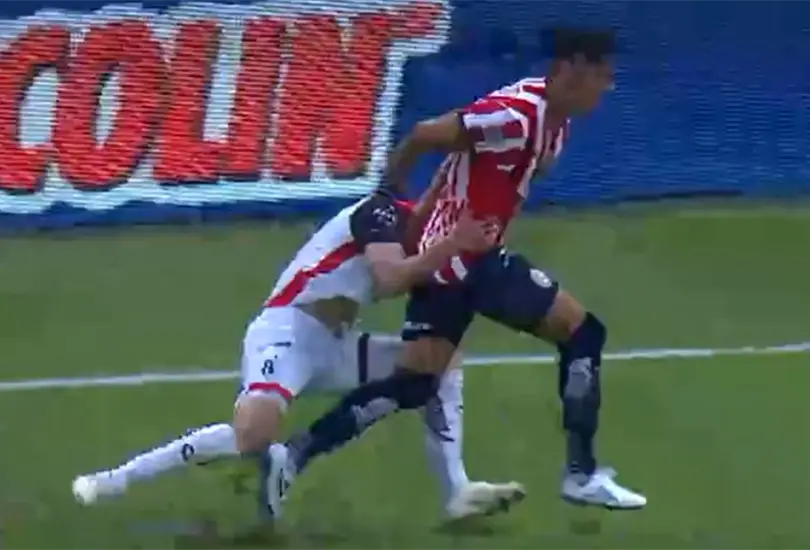 La pol&eacute;mica jugada del Chivas vs Atlas se resolvi&oacute; con los audios del VAR.