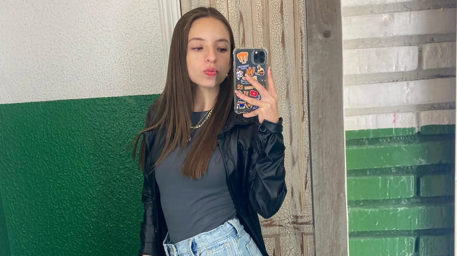 Además del futbol tiene una afición por el béisbol y equipos como los Yankees y los Diablos Rojos. 