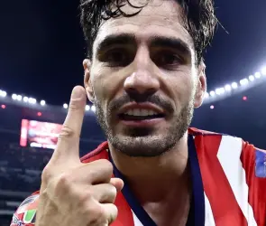 Pollo Briseño es exhibido por pelear con reportero en partido vs Atlas