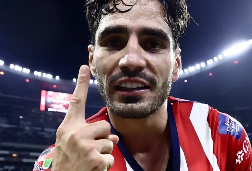 Pollo Briseño se vio involucrado en un pequeño altercado con un periodista en pleno partido Pollo Briseño se vio involucrado en un pequeño altercado con un periodista en pleno partido