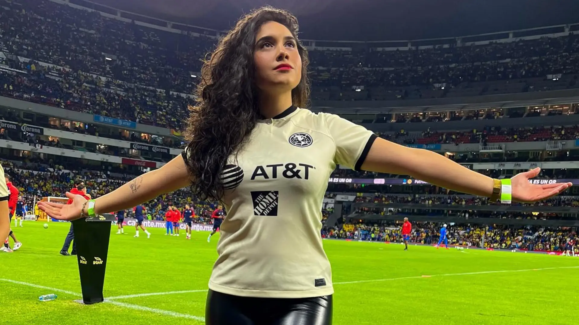 Constantemente presume su visita a los estadios donde juega el América. 