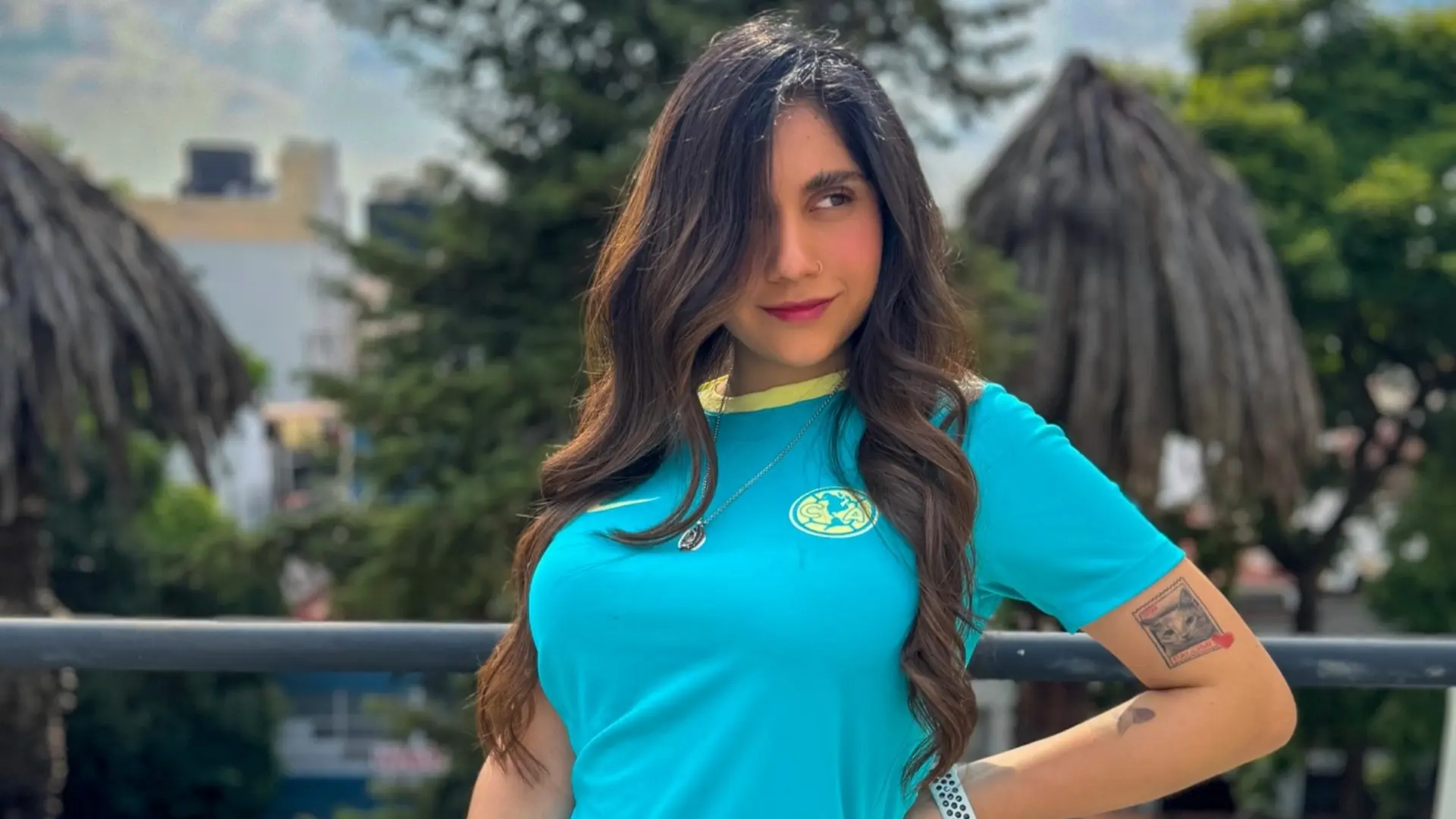 En redes constantemente presume el escudo del América y que asiste al estadio a apoyarlos.