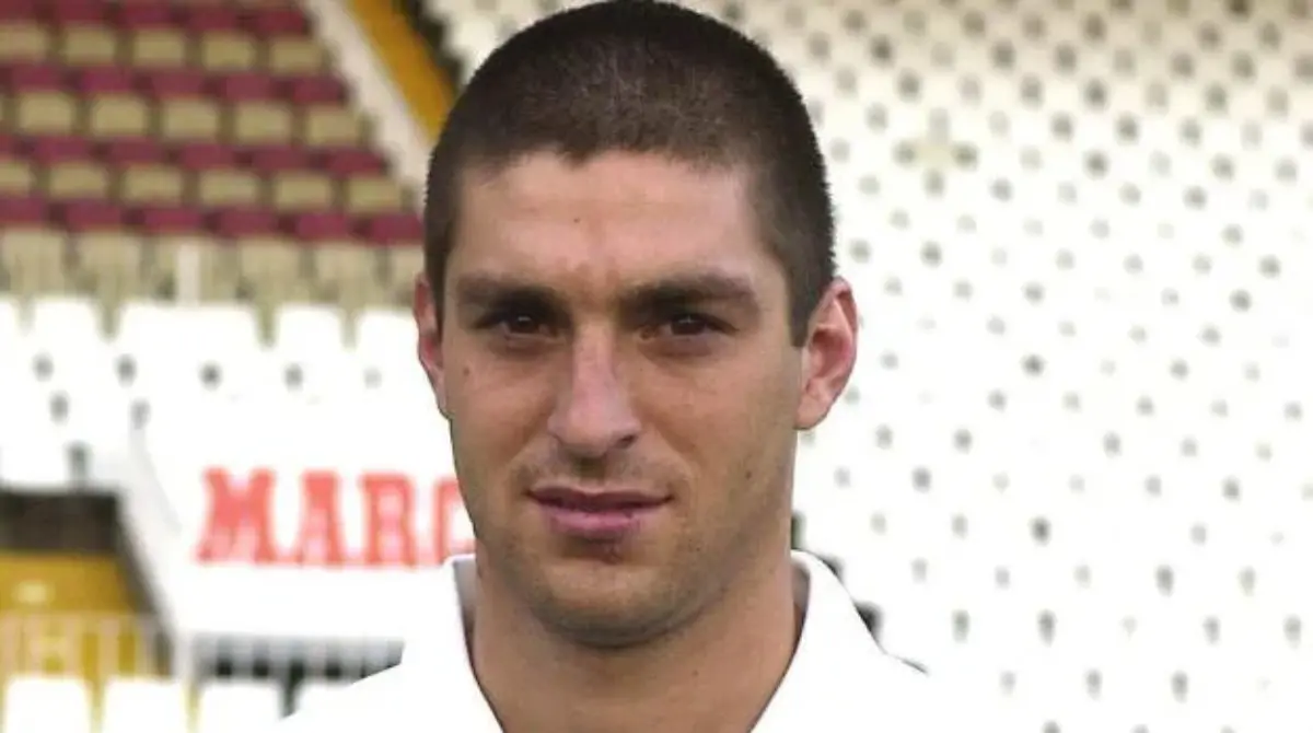 Como profesional jugó para el Valencia de 2000 a 2002.