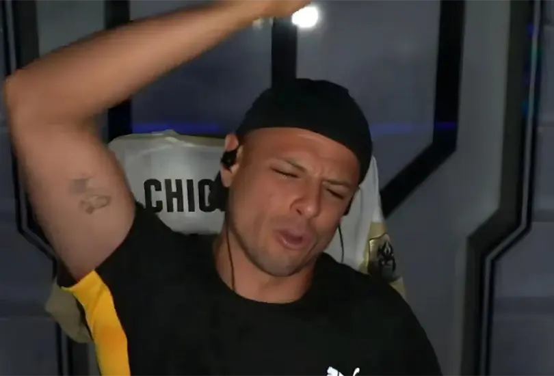 El mexicano sorprendi&oacute; con su reacci&oacute;n en la transmisi&oacute;n del juego de su equipo.